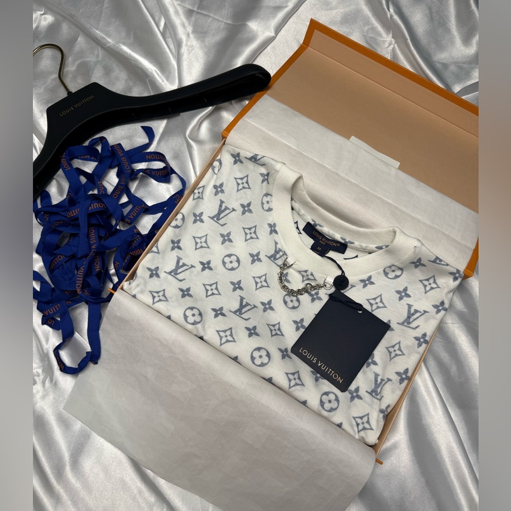 Louis Vuitton Escale Monogram Printed T-Shirt - Picture 13 of 16